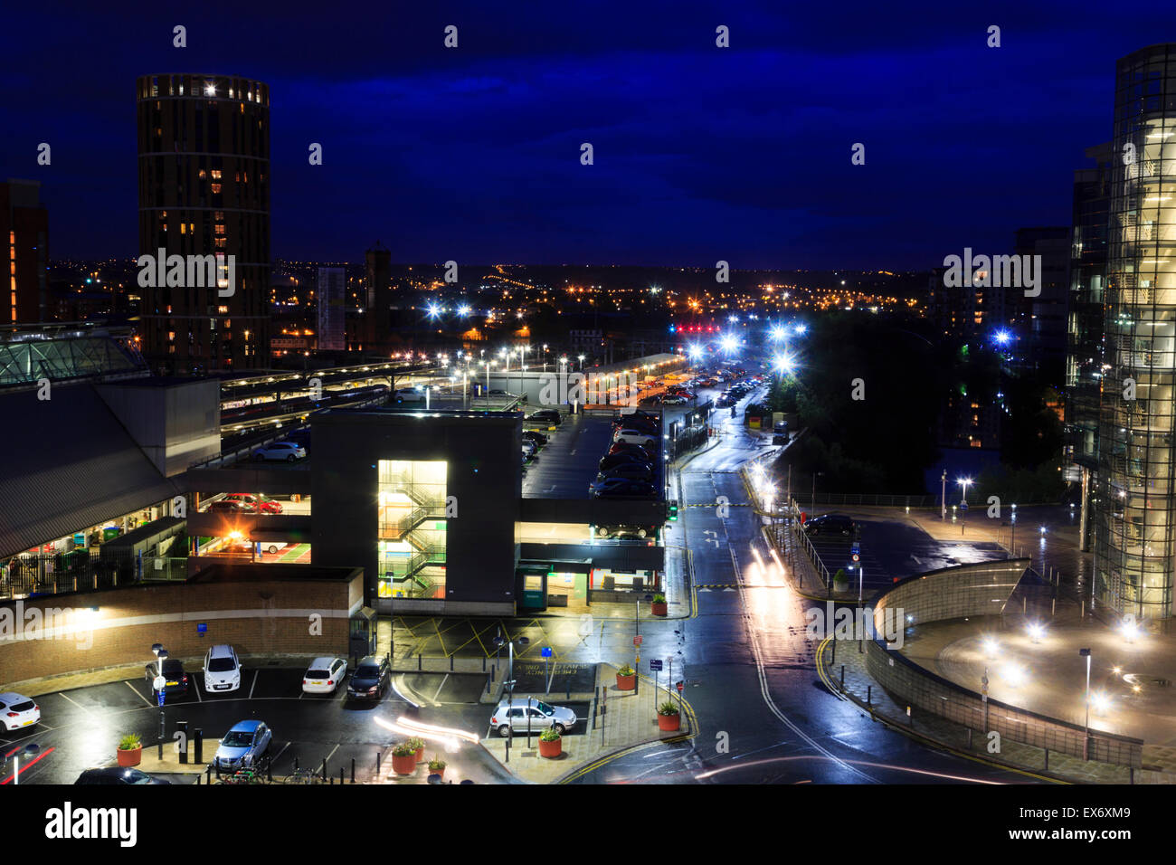 Abend Zeit Leeds Zug Bahnhof und Parkplatz, Yorkshire, England, UK Stockfoto