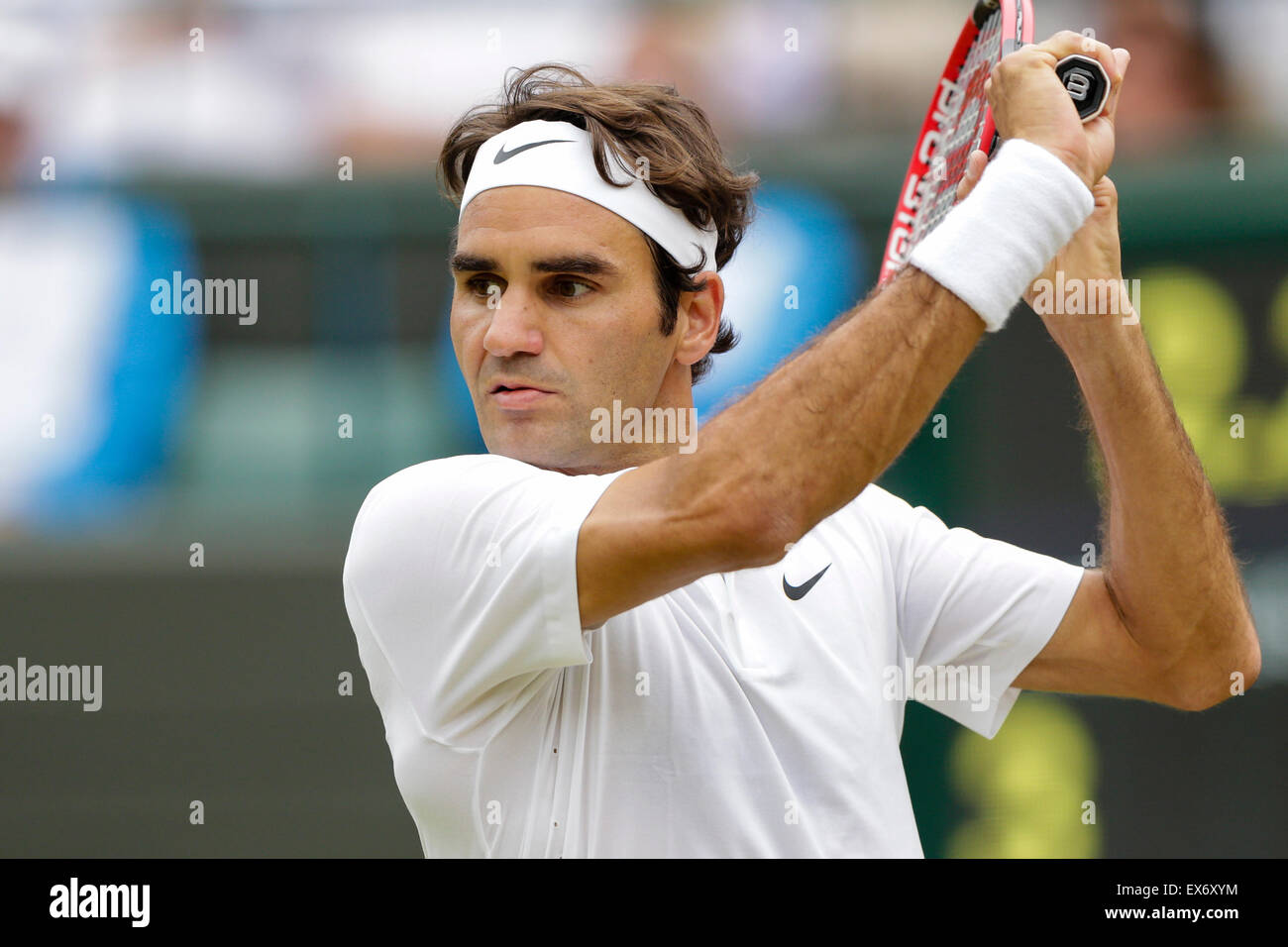 Wimbledon, Großbritannien. 8. Juli 2015. Das Tennisturnier von Wimbledon. Gentlemens Singles Quarter Final match zwischen zweiten Samen Roger Federer (SUI) und zwölfte Samen Gilles Simon (FRA). Roger Federer in Aktion Credit: Action Plus Sport/Alamy Live News Stockfoto