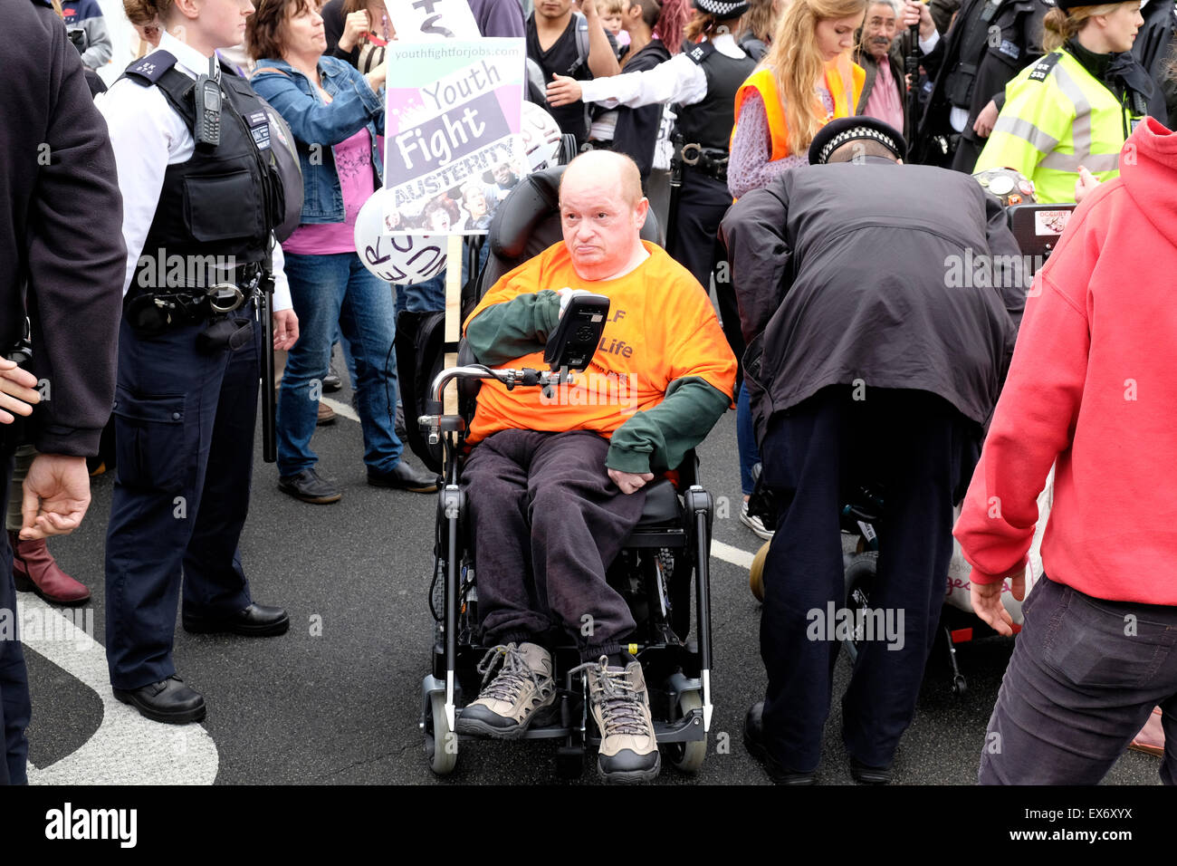 Ein Rollstuhlfahrer bei einem Protest gegen Sozialabbau Stockfoto
