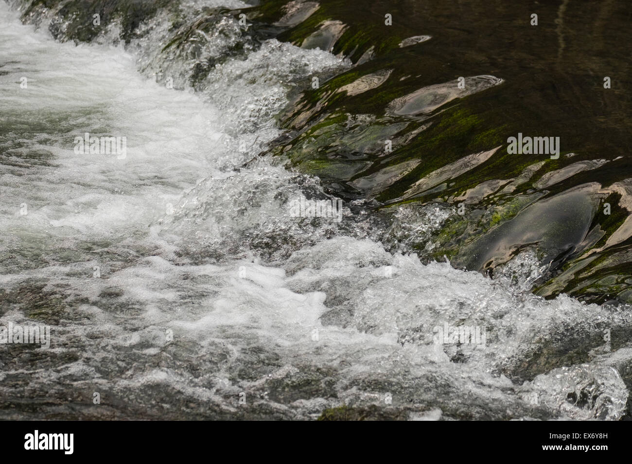 Schnell bewegenden Wasser eingefroren in der Zeit Stockfoto