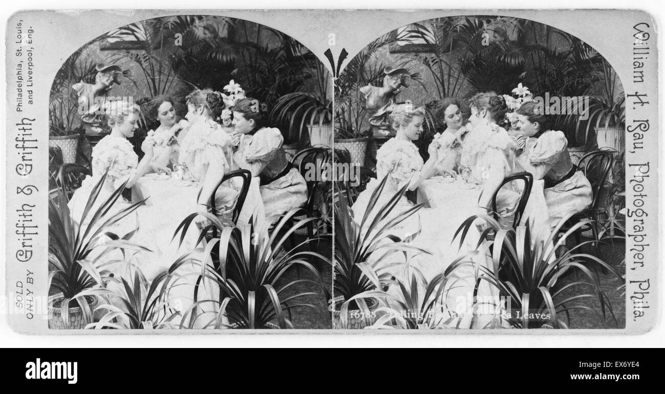 Gruppe von Frauen sitzen an einem Tisch mit Blick auf Tee Blätter 1897 Stockfoto