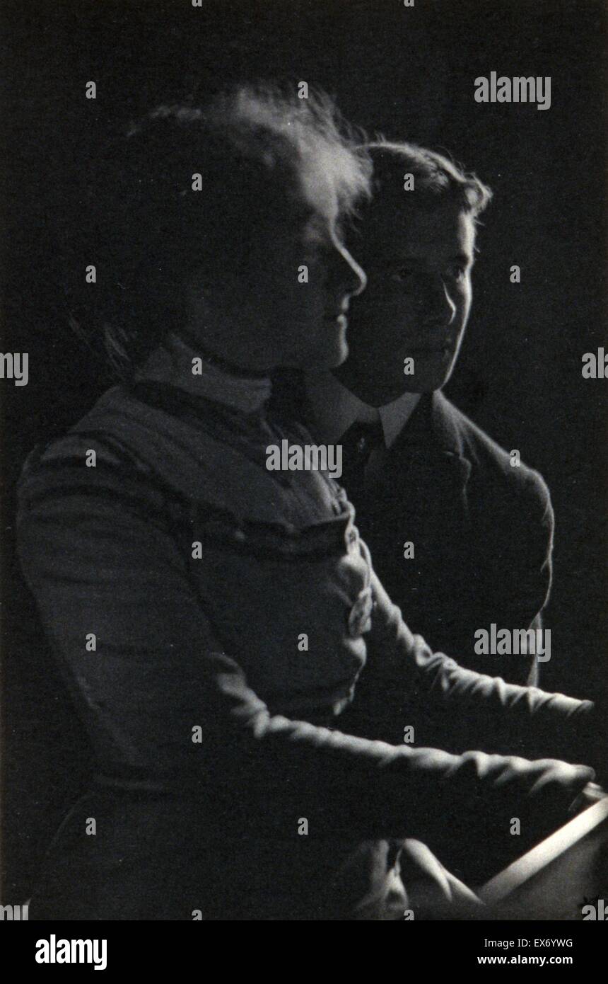 Frau und ein Mann, nach rechts, Brustbild 1900 Stockfoto