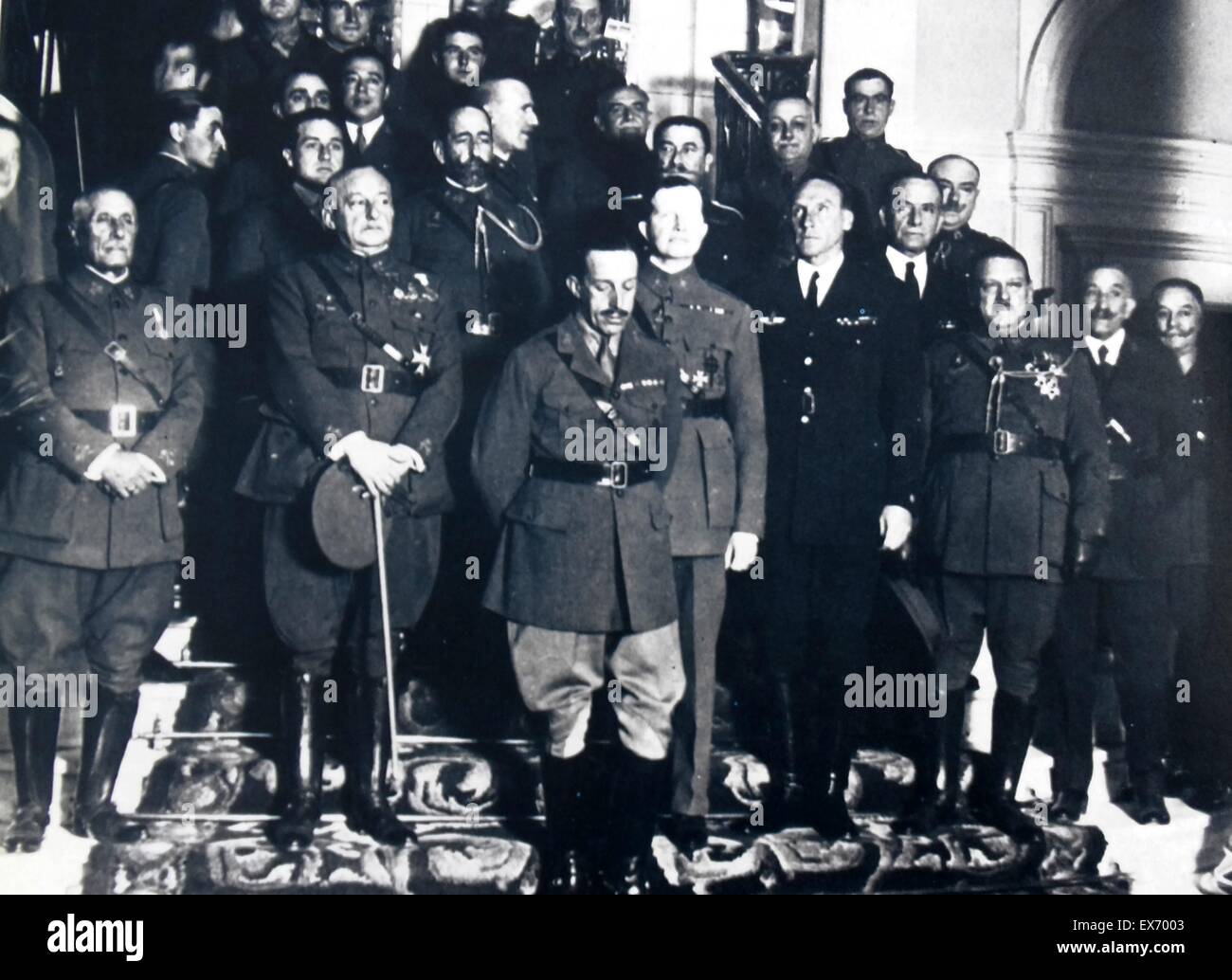 Primo de Rivera steht mit seiner militärischen Regierung im Jahre 1923 mit König Alphonso XIII von Spanien Stockfoto