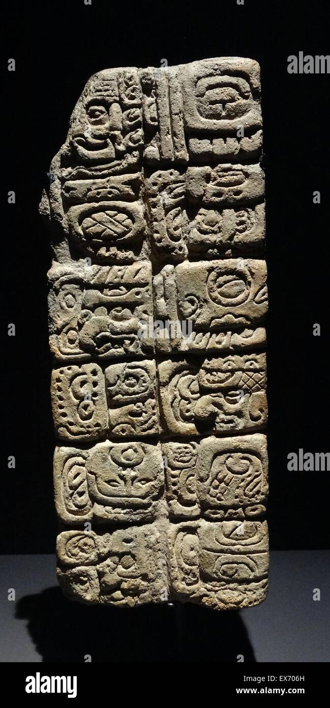 Ornamentale Maya-Ziegel aus Comalcalco, Tabasco, Mexiko eingeschrieben. 652 N. CHR. Die Inschrift bezieht sich auf den Gott Achal Te' Chaahk. erinnert an ein Geschenk an Gott Achal Te' Chaahk Ohl K'uh (der Baum und der Schildkröten, Gott der lebenswichtigen Herd), eine Gottheit verbundenen Witz Stockfoto