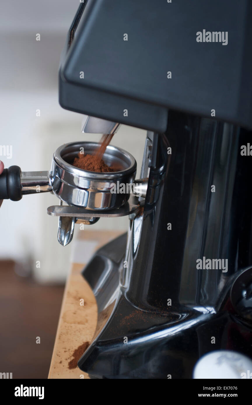 Maschine-Füllung Espresso Maschine Korb Stockfoto