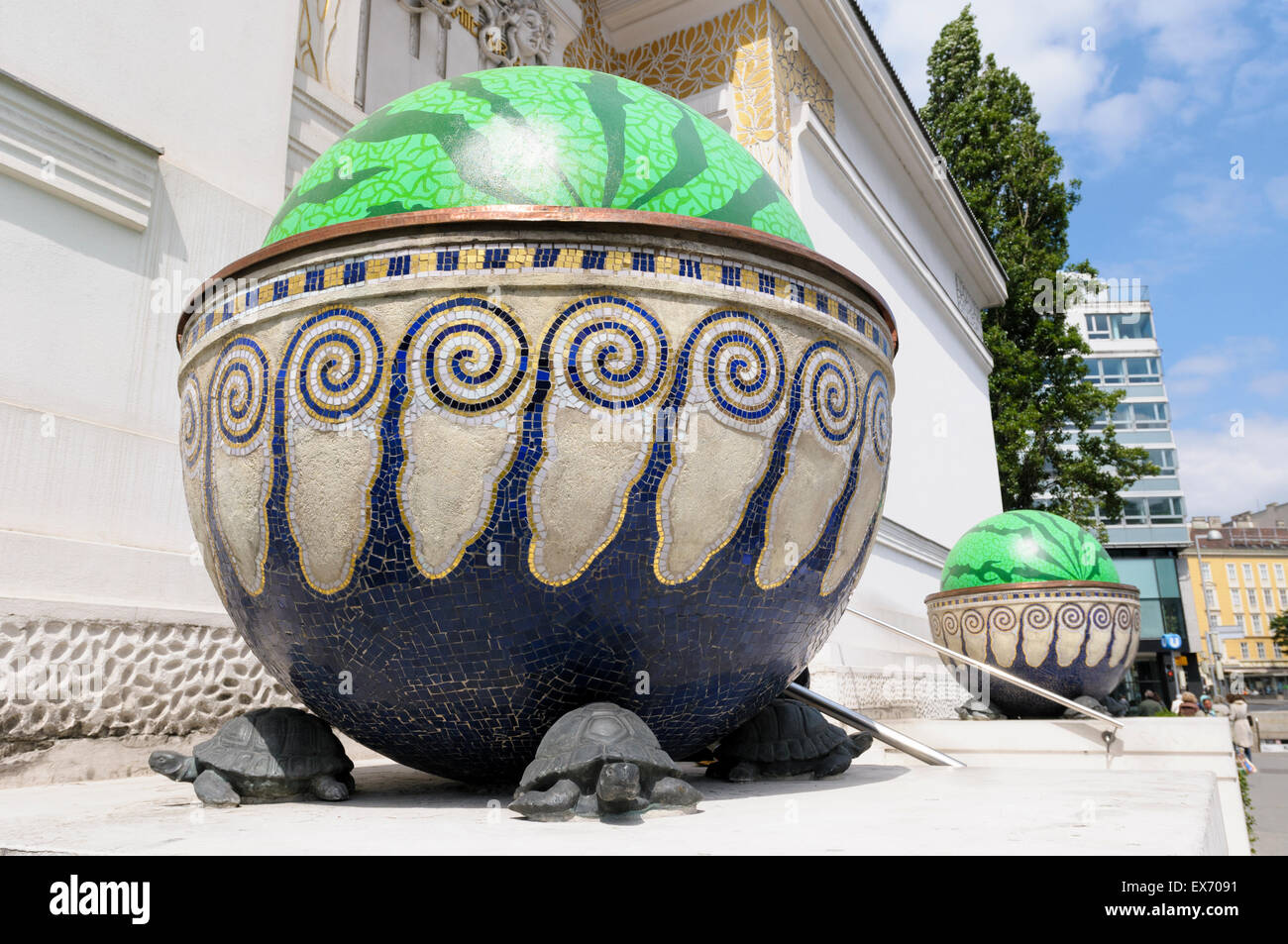 Paar von Globus Urnen verziert mit Mosaiken außerhalb der Wiener Secessionsgebäude (Sezession House), Wien (Wien), Österreich gebaut b Stockfoto