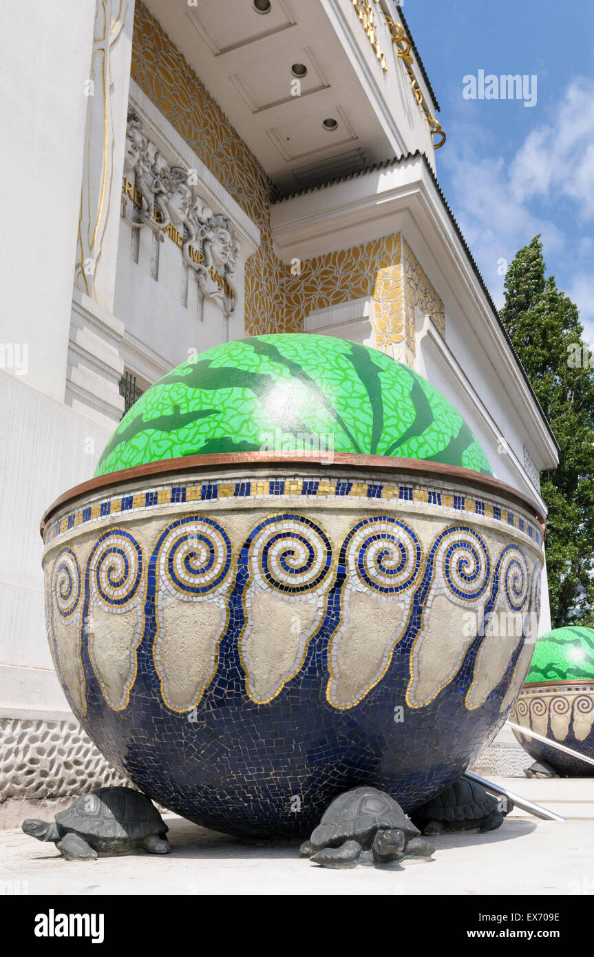 Paar von Globus Urnen verziert mit Mosaiken außerhalb der Wiener Secessionsgebäude (Sezession House), Wien (Wien), Österreich gebaut b Stockfoto