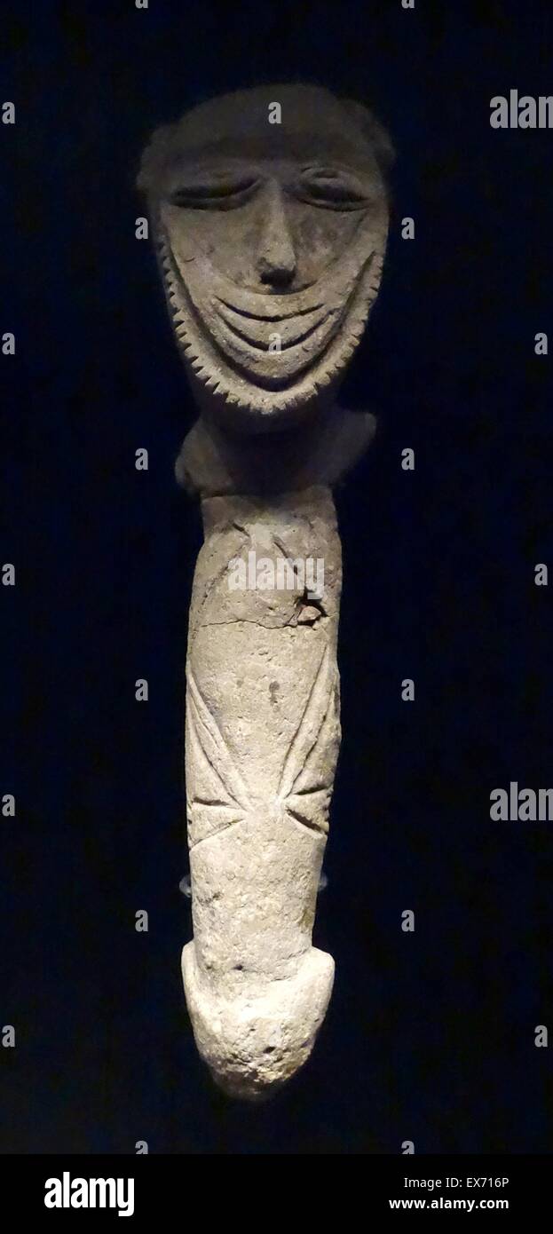 Rituelle männliche Objekt für Initiationsriten bei geheimen Gruppen wie die Iniet innerhalb der Stämme von Papua-Neu-Guinea Iniet Einweihungen verwendet fanden statt in ummauerten Gehegen mit Gemälden von menschlichen Figuren ausgekleidet Stockfoto