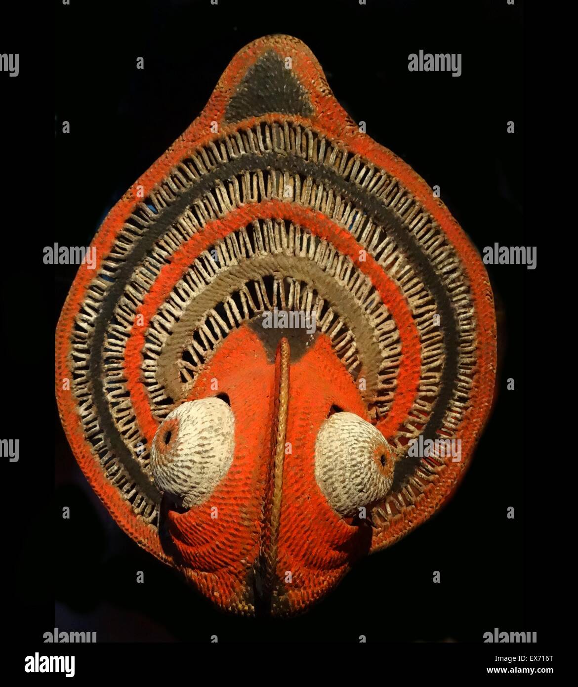 Melanesische Abelam Stammes-Yam Maske aus Korbwaren gefertigt und bemalt mit natürlichen Pigmenten. aus Papua Neuguinea Mitte des 20. Jahrhunderts. Einer der großen Schwerpunkte des zeremoniellen Lebens der Abelam Bevölkerung des nordöstlichen Neuguinea ist die Konkurrenzfähigkeit und excha Stockfoto