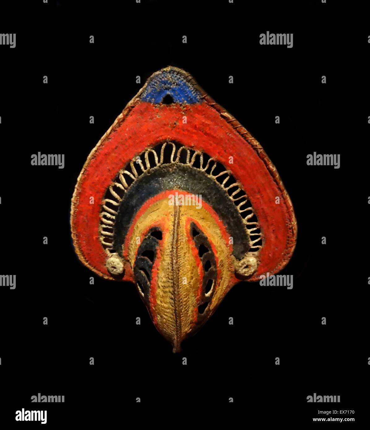 Melanesische Abelam Stammes-Yam Maske aus Korbwaren gefertigt und bemalt mit natürlichen Pigmenten. aus Papua Neuguinea Mitte des 20. Jahrhunderts. Einer der großen Schwerpunkte des zeremoniellen Lebens der Abelam Bevölkerung des nordöstlichen Neuguinea ist die Konkurrenzfähigkeit und excha Stockfoto