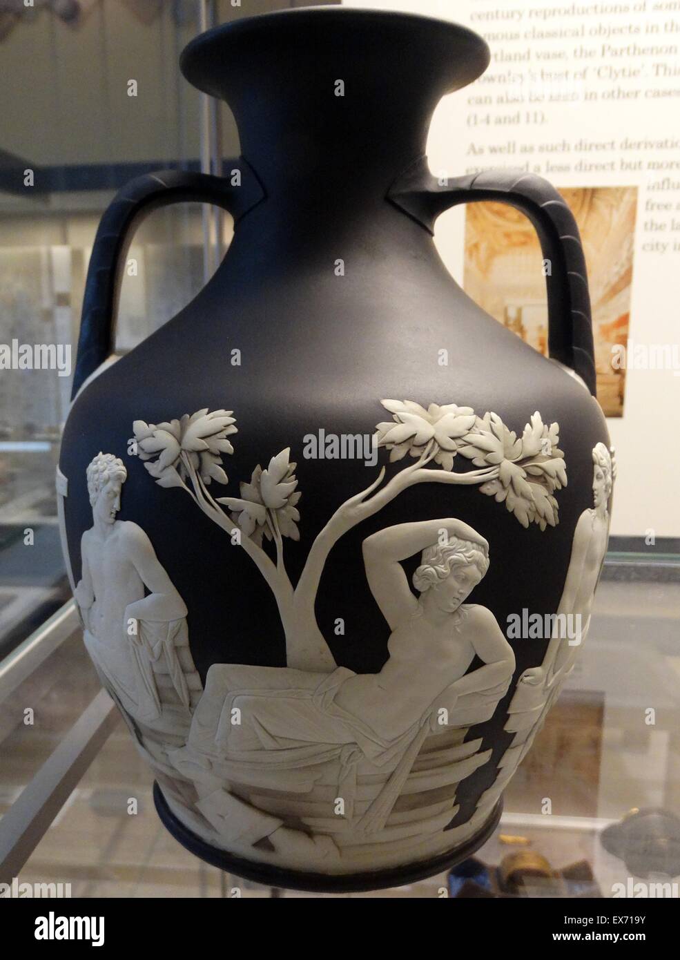 Kopie der Portland-Vase von Josiah Wedgwood & Söhnen, Etrurien, bekannte Werk des römischen Cameo-Auftritt. Staffordshire, um 1790. Glas, 1784 Stockfoto