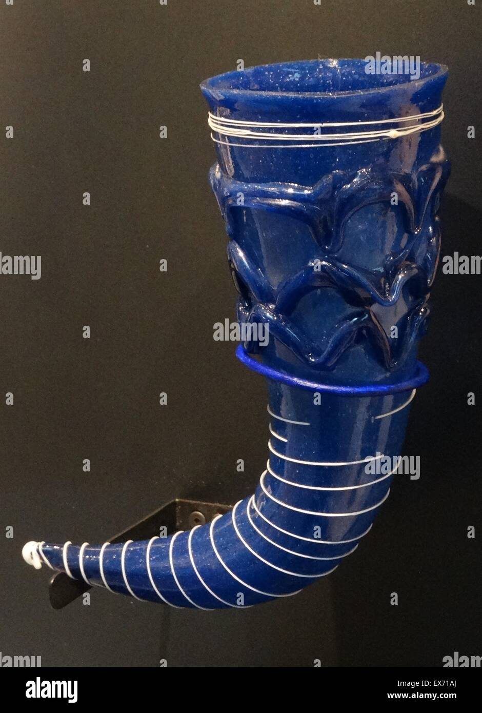 Lombardischen trinken-Horn, AD 500-700. Trinken-Hörner waren während dieser Zeit im germanischen Kulturen populär. In diesem Beispiel aus einem hohen Status Grab in Sutri, Italien, besteht aus blauem Glas Stockfoto