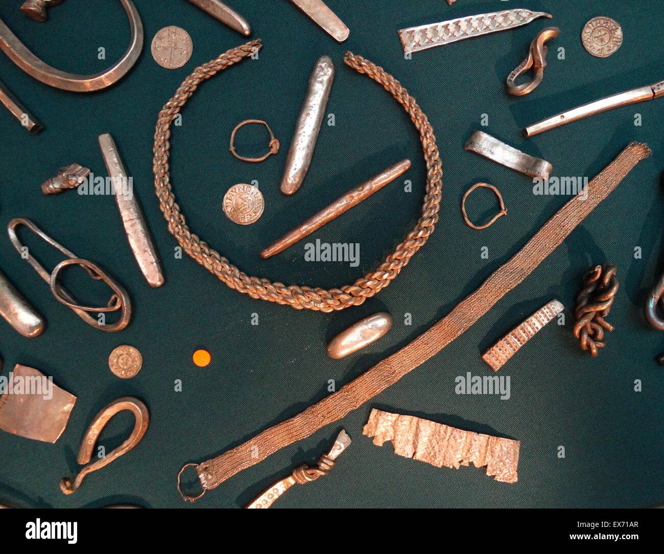 Die Cuerdale Hort; Teil der Wikinger Silber Hort gefunden in einer Blei-Truhe neben dem Fluss Ribble bei Cuerdale, Lancashire. Bestehend aus rund 7500 Münzen und 1200 Stücke von Goldbarren. 905 AD Stockfoto