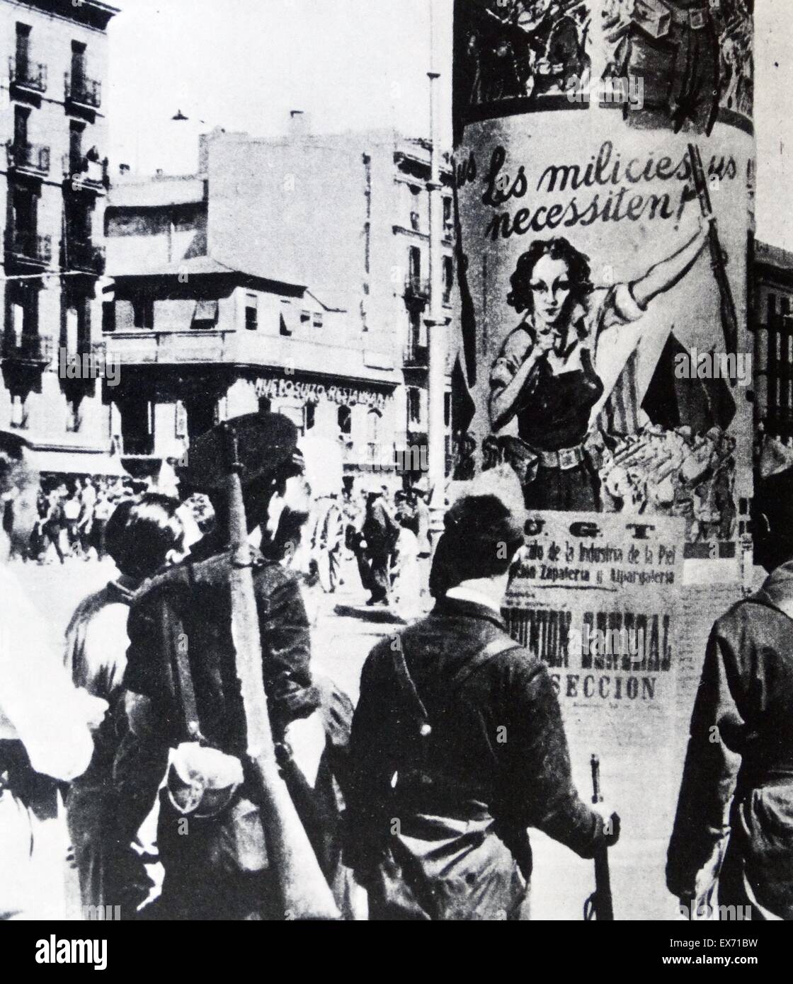 Rekrutierung-Plakat in Barcelona zieht Zuschauer während des spanischen Bürgerkrieges Stockfoto