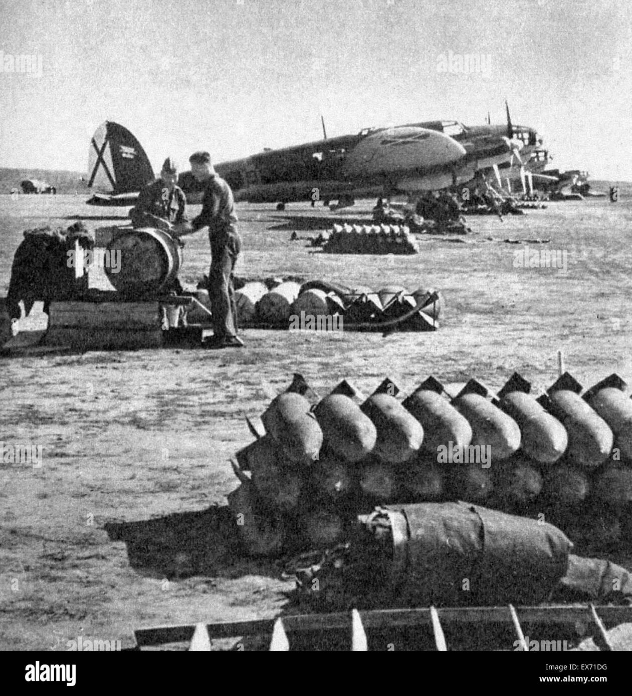 Bodenpersonal, lädt Flugzeuge der deutschen Legion Condor, während die spanischen bürgerlichen War.1937 Stockfoto