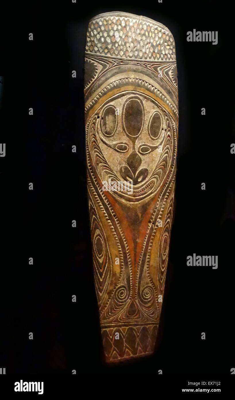 Melanesische Stammes-Schild aus lackiertem Holz hergestellt. aus Papua Neu Guinea Anfang des 20. Jahrhunderts Stockfoto