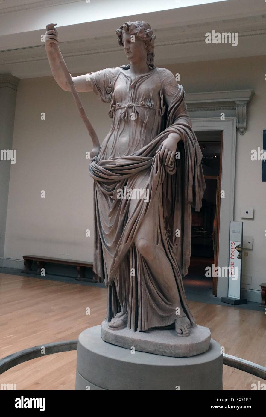 Thalia, die Muse der Komödie Roman, 2. Jh. n. Chr. Statue. ln Mythologie Thalia war eine der neun Musen. Die Musen waren weiblichen Begleiterinnen des Gottes Apollo und der Künste und Wissenschaften gewidmet. Stockfoto