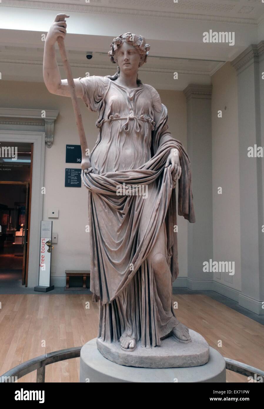 Thalia, die Muse der Komödie Roman, 2. Jh. n. Chr. Statue. ln Mythologie Thalia war eine der neun Musen. Die Musen waren weiblichen Begleiterinnen des Gottes Apollo und der Künste und Wissenschaften gewidmet. Stockfoto