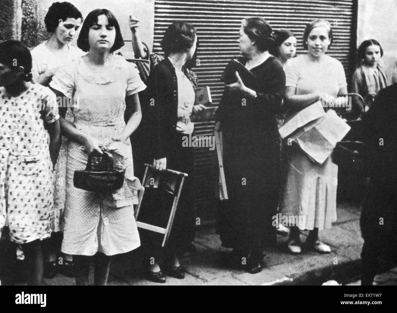 Frauen-Warteschlange für Grundnahrungsmittel in Spanien, während des spanischen Bürgerkriegs Stockfoto