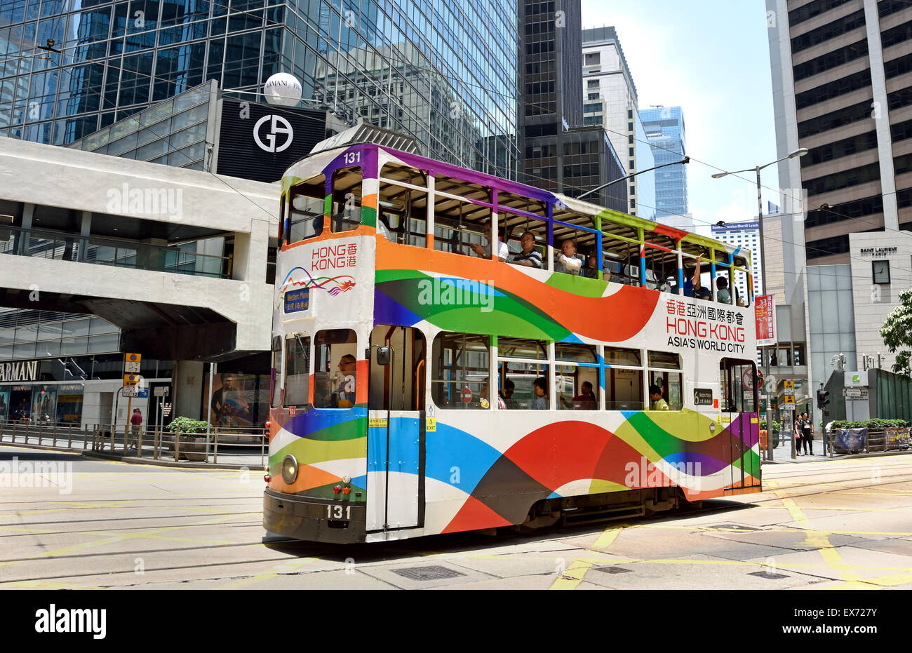 Double Deck Straßenbahn mit Tram Körper Werbung Hong Kong China (Busy Hong Kong Island) Stockfoto