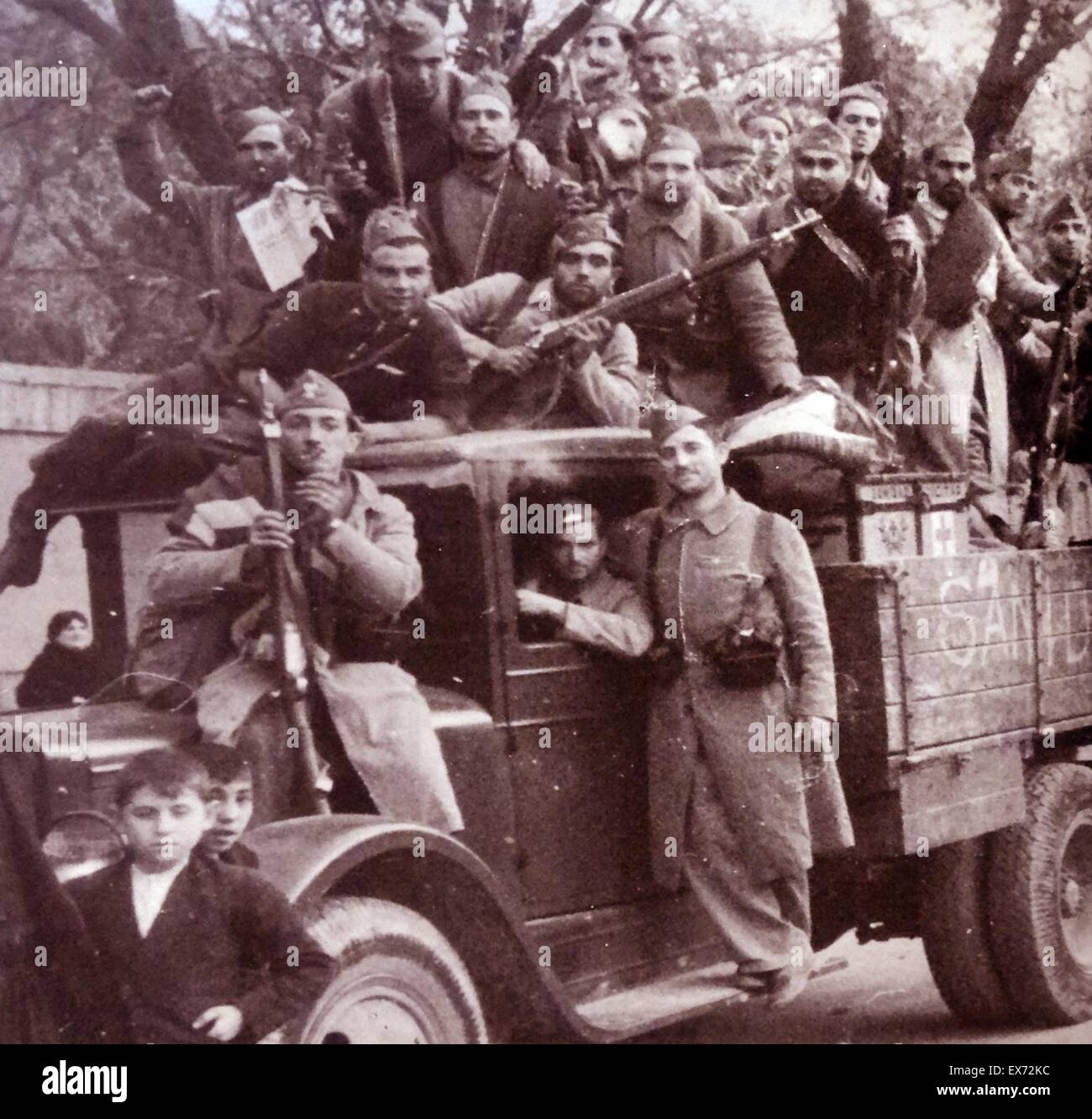 LKW voller Soldaten loyal zur republikanischen Regierung während des spanischen Bürgerkriegs Stockfoto