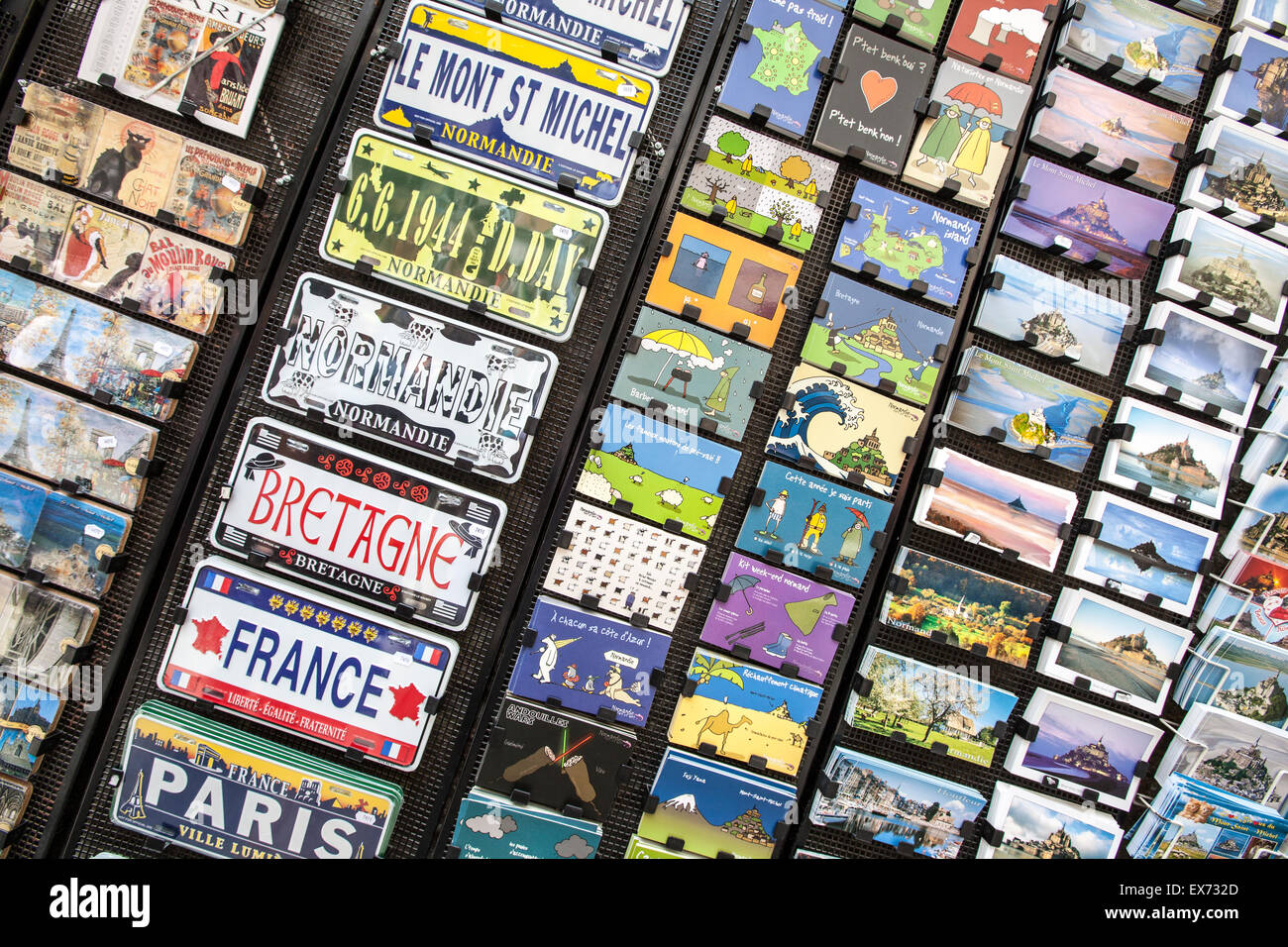 Bild-Postkarten zum Verkauf auf Mont St Michel, Normandie, Frankreich Stockfoto