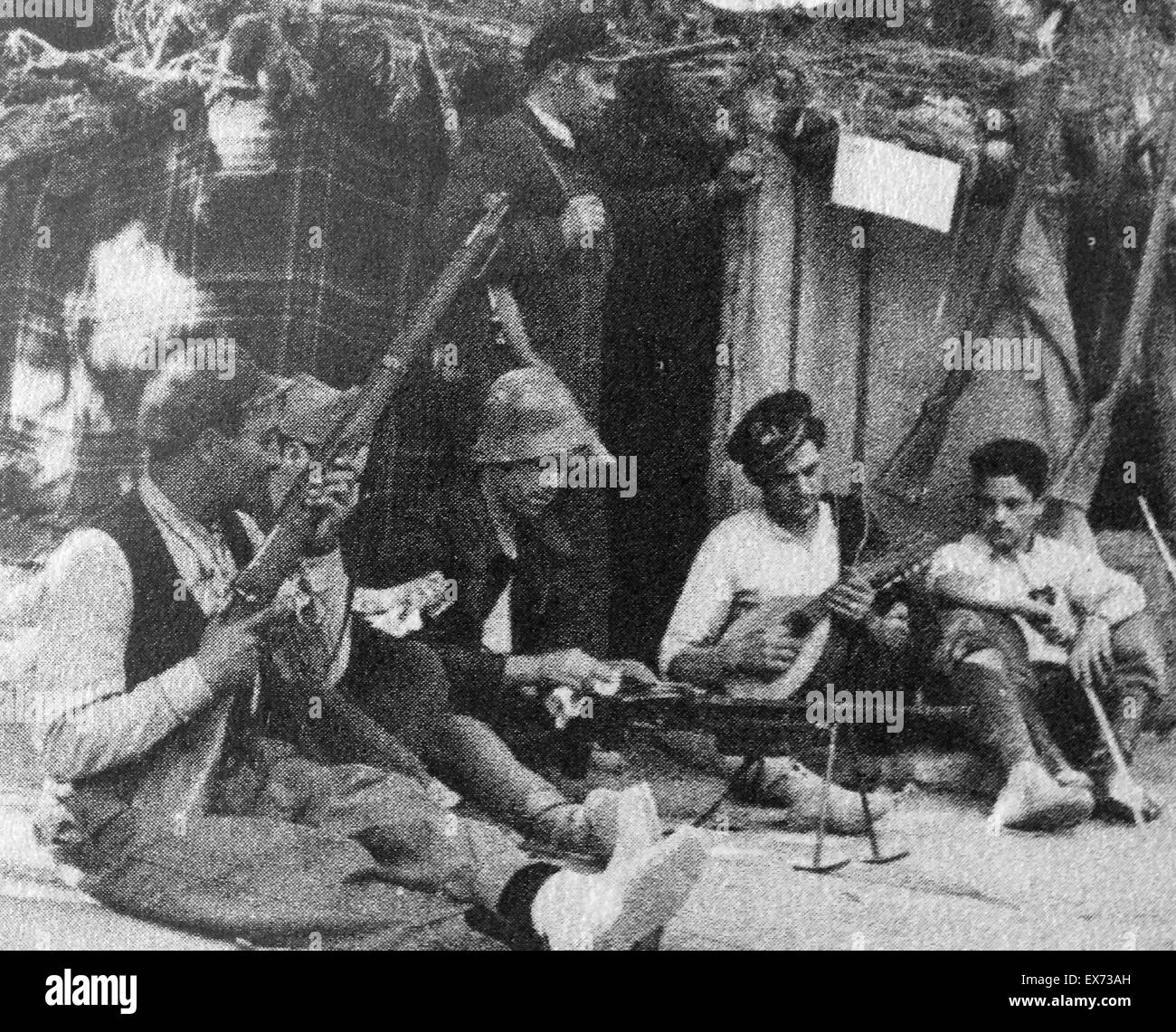 Republikanischen Soldaten Abspielen von Musik während einer Pause in Kampfhandlungen während des spanischen Bürgerkriegs Stockfoto