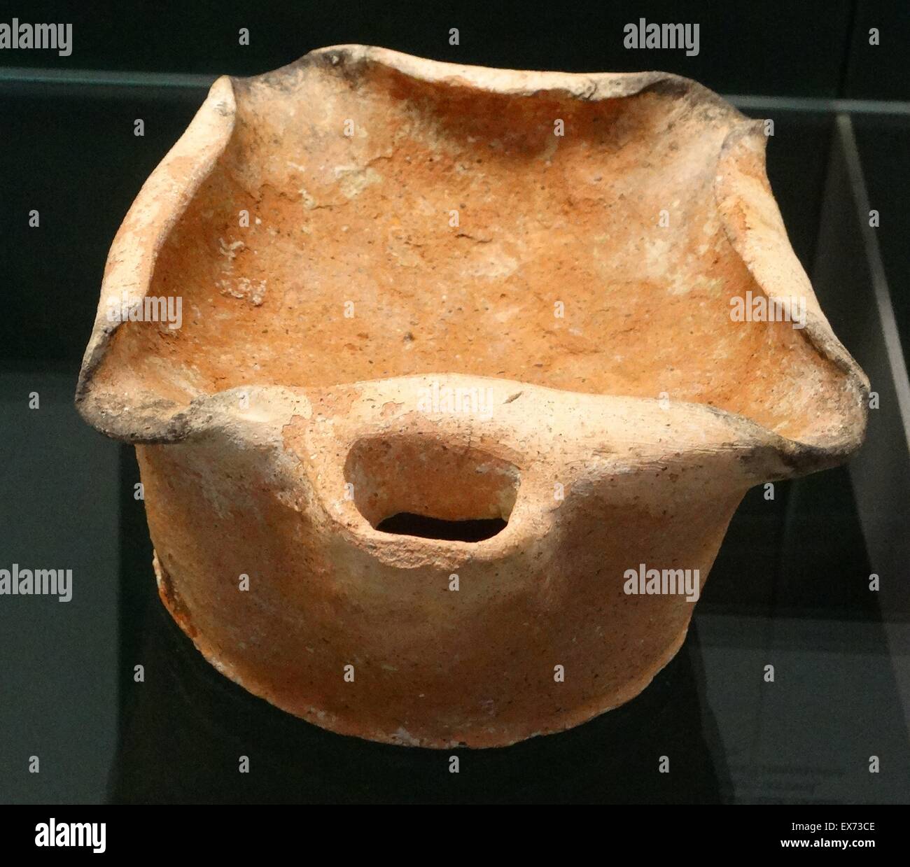 Schalen und Lampen (2400-2000 v. Chr.) aus Tiwal Esh-Sharqi im zentralen Jordantal. Die Lampe dieser Periode hat vier Tüllen. Aus Analysen wurde es möglich, den Kraftstoff als Fischöl zu identifizieren. Stockfoto