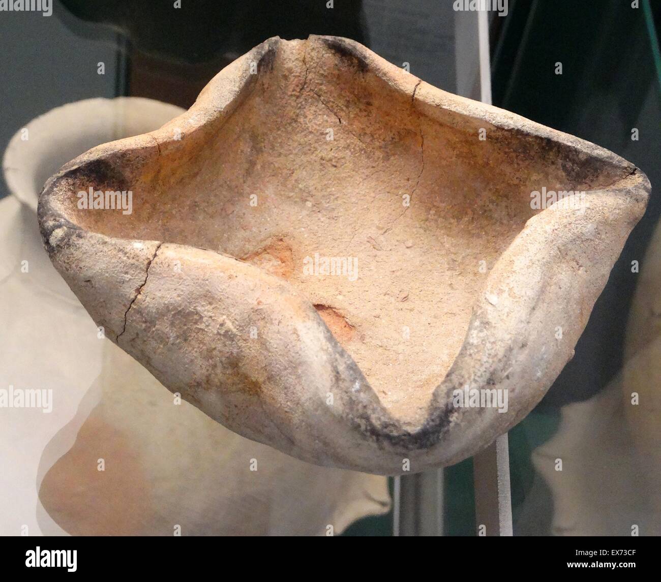 Schalen und Lampen (2400-2000 v. Chr.) aus Tiwal Esh-Sharqi im zentralen Jordantal. Die Lampe dieser Periode hat vier Tüllen. Aus Analysen wurde es möglich, den Kraftstoff als Fischöl zu identifizieren. Stockfoto