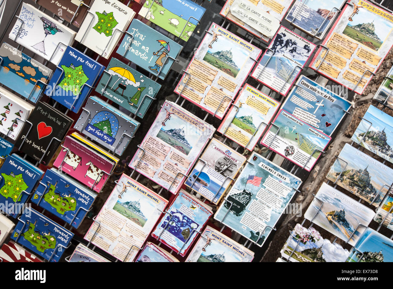 Bild-Postkarten zum Verkauf auf Mont St Michel, Normandie, Frankreich Stockfoto