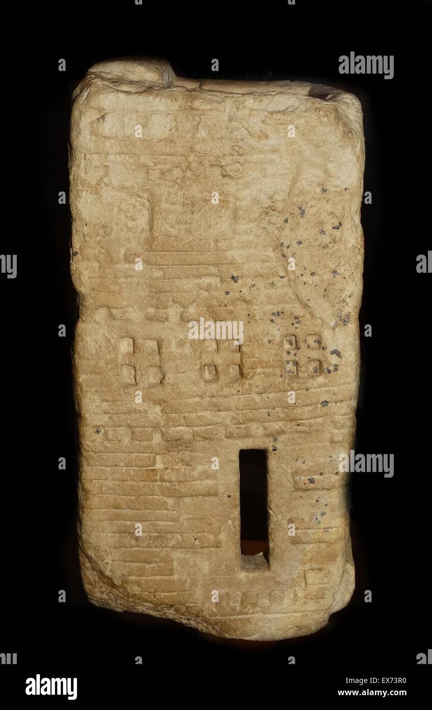 Getrockneten Lehmziegeln war das wichtigste Material für den Bau von Häusern im alten Ägypten. Teil von einem gemalten Kalkstein Fenster-Gitter, aus einem reichen Haus in el-Amarna. 1354 V. CHR. Stockfoto