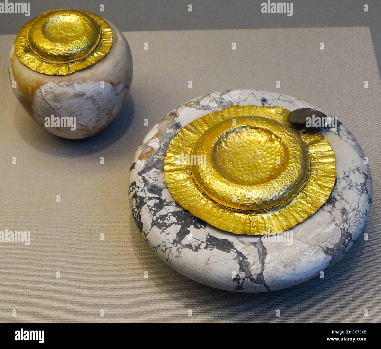 Dolomit Steinvasen unter einem eingestürzten Wand im Grab des Chasechemui gefunden. Jede Vase hat einen Deckel von Goldblech auf mit feinen Golddraht gebunden und mit kleinen Ton-Dichtungen gesichert. Abydos, Ägypten, Grab des Chasechemui, 2. Dynastie. Chasechemui (ca. 2690 v. Chr.;) war Stockfoto