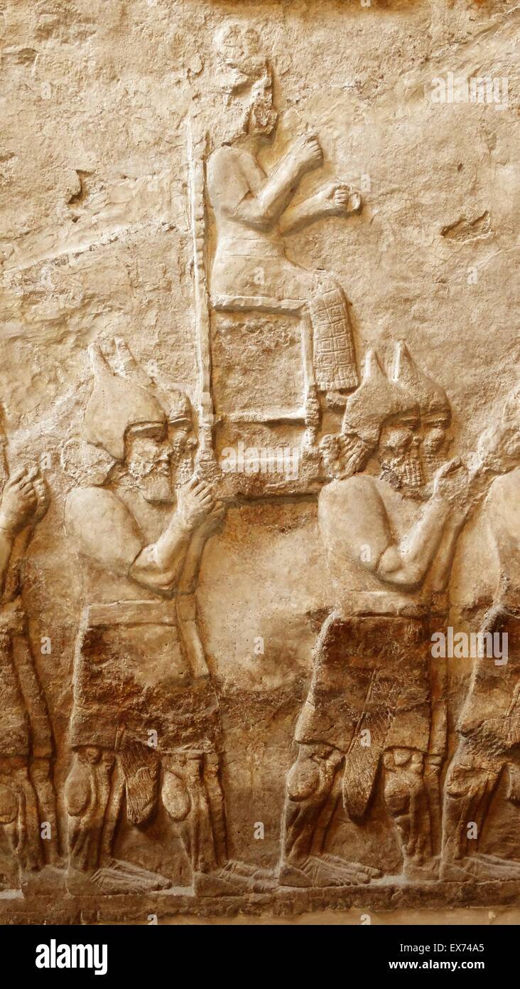 Angriff auf eine feindliche Stadt unter: Beseitigung der feindlichen Götter, Assyrer, ca. 745 v. Chr. aus Nimrud, Central Palace in Südwest-Palast wiederverwendet werden Stockfoto