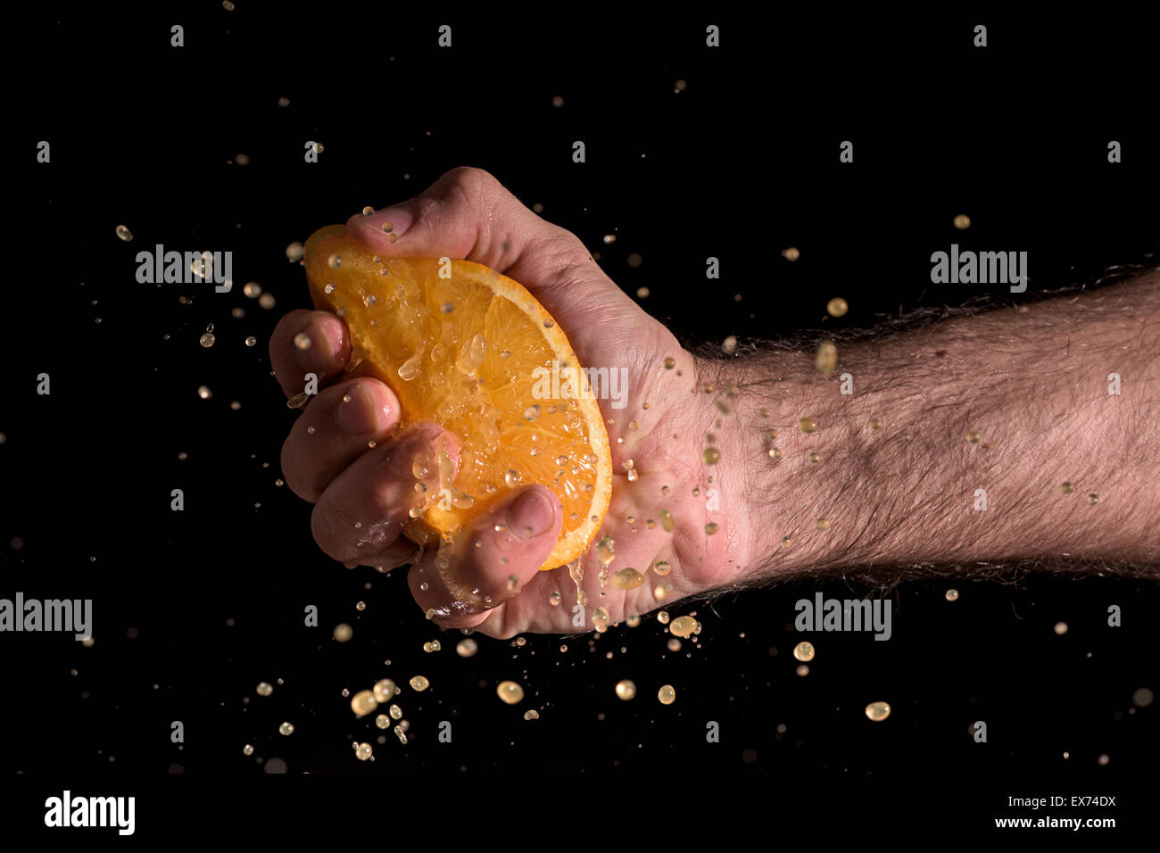 Männliche Hand drückte eine orange Stockfoto