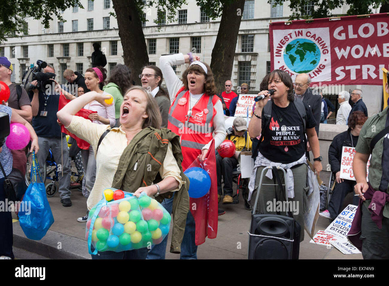 London, 8. Juli 2015. Demonstranten gegen Kanzler George Osbourne Haushalt kommen zusammen in einer Demonstration, dass sie "Balls zum Haushalt" nennen. Gegen Sparpolitik und Behinderung Aktivisten aus Protest gegen was sie sehen, wie ein Haushalt, der verfolgt und verteufelt Leistungsempfänger, dann marschierte vorbei an Parlament und blockiert Westminster Bridge Credit mehrfarbige Kugeln in Whitehall vor Downing Street freigesetzt: Patricia Phillips/Alamy Live News Stockfoto