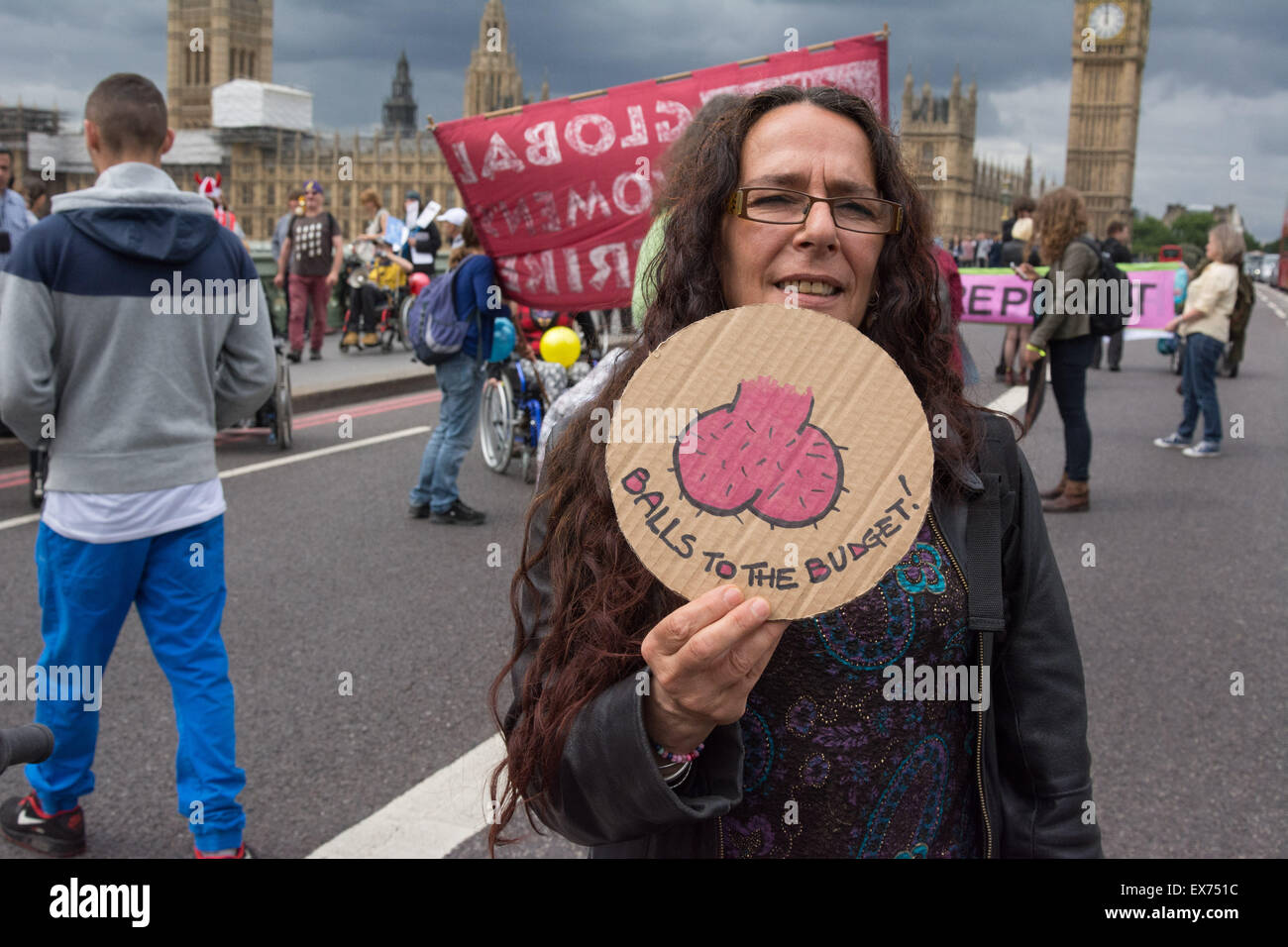 London, UK. 8. Juli 2015. Demonstranten gegen Kanzler George Osbourne Haushalt blockieren Westminster Bridge während einer Demonstration, dass sie "Balls zum Haushalt" nennen. Gegen Sparpolitik und Behinderung Aktivisten aus Protest gegen was sie sehen, wie ein Haushalt, der verfolgt und verteufelt Leistungsempfänger, dann marschierte vorbei an Parlament und blockiert Westminster Bridge Credit mehrfarbige Kugeln in Whitehall vor Downing Street freigesetzt: Patricia Phillips/Alamy Live News Stockfoto