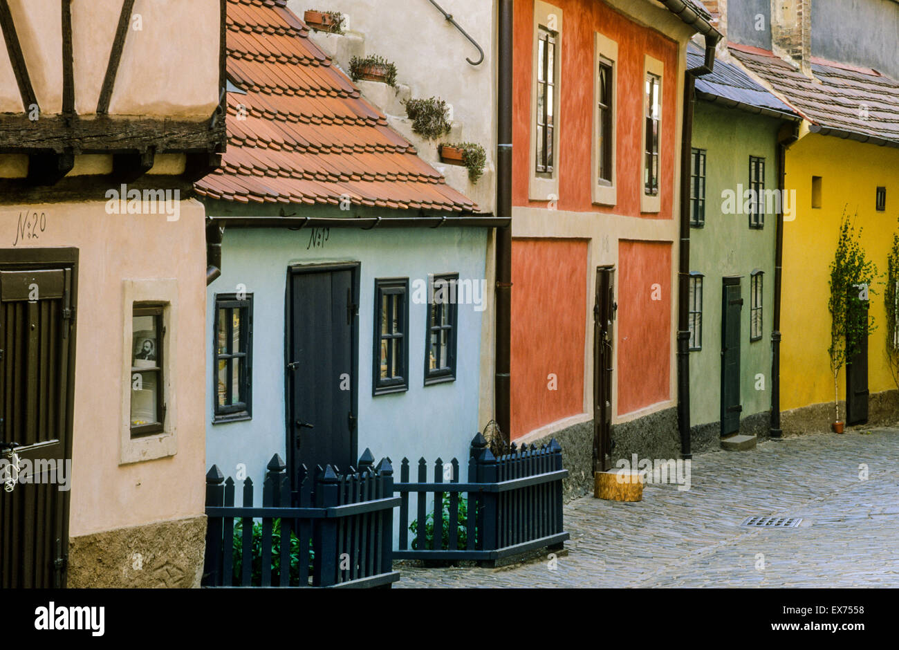Kleine bunte Gebäude entlang Golden Lane, Prager Burg, Prag, Tschechische Republik. Stockfoto