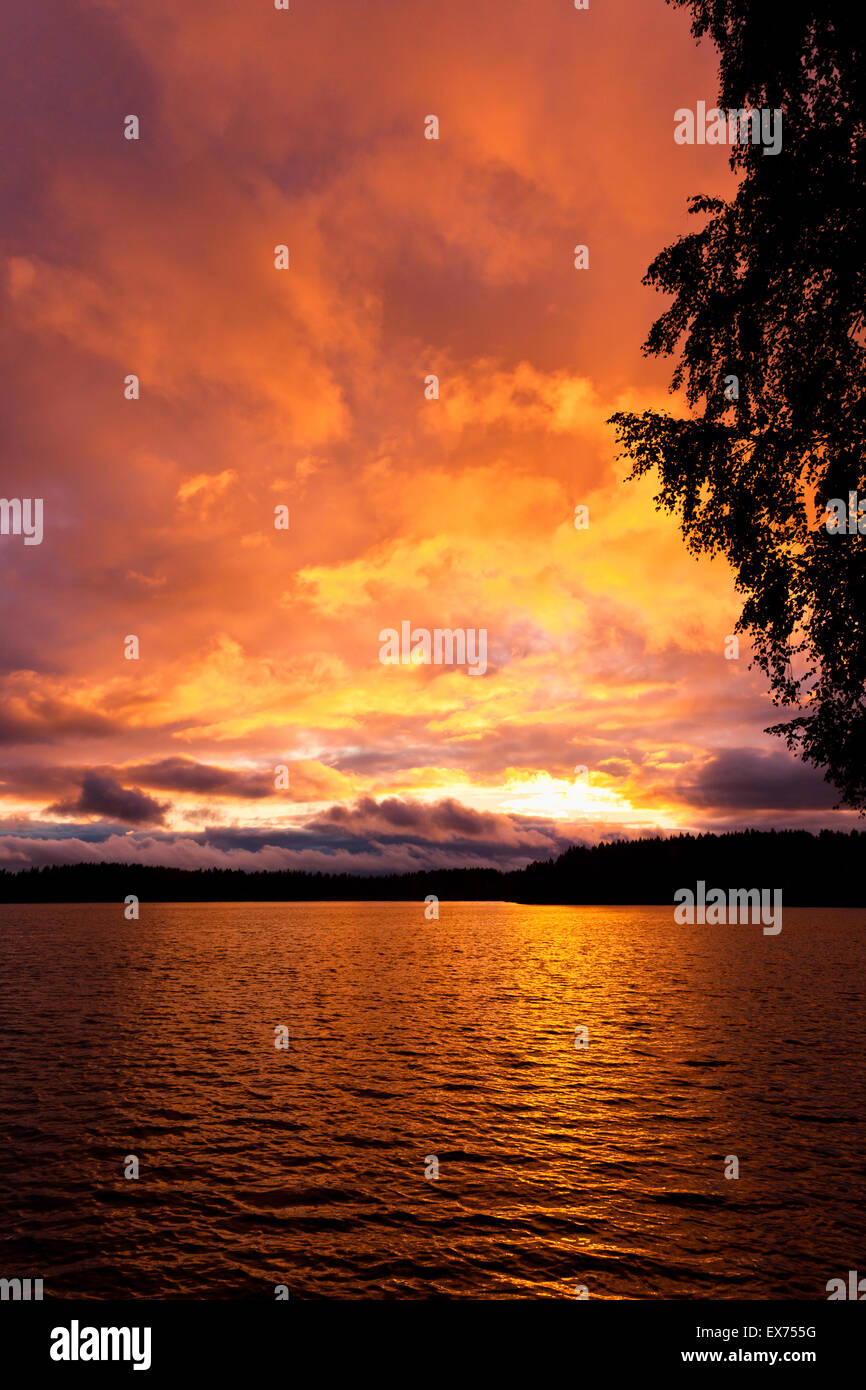 Dramatischen roten Sonnenuntergang über einem See Stockfoto