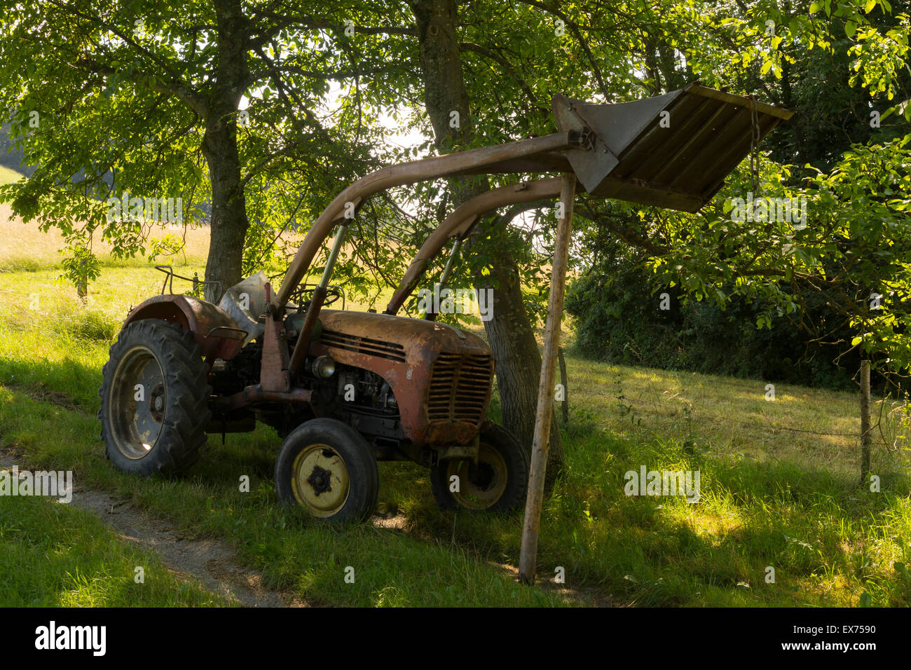 Eine traditionelle österreichische Traktor made by Lindner, mit einem  Frontlader auf einem Mast, auf einem österreichischen Bauernhof unterstützt  Stockfotografie - Alamy