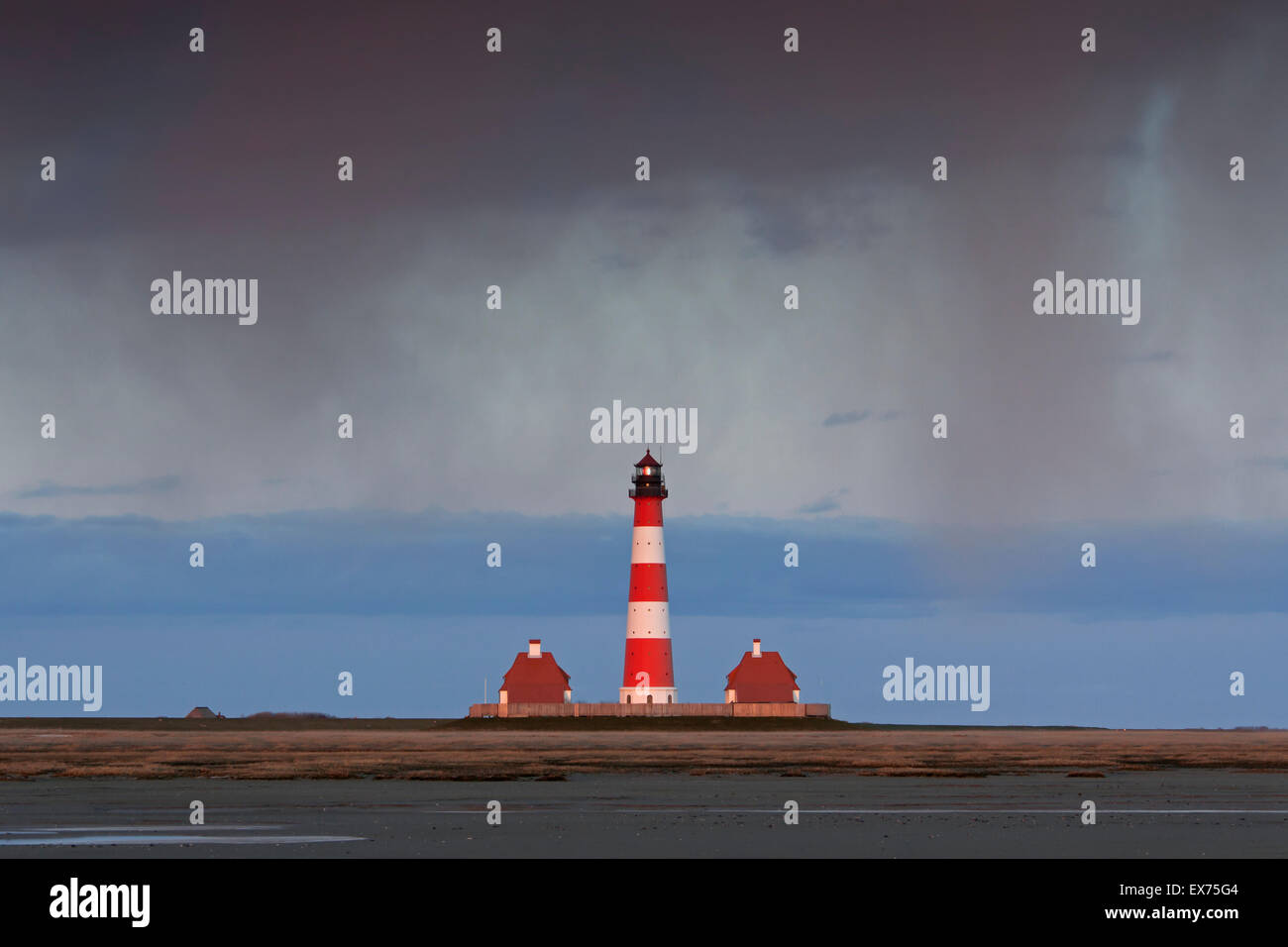 Regenguss über den Leuchtturm Westerheversand in Westerhever, Nationalpark Wattenmeer, Nordfriesland, Schleswig-Holstein, Deutschland Stockfoto