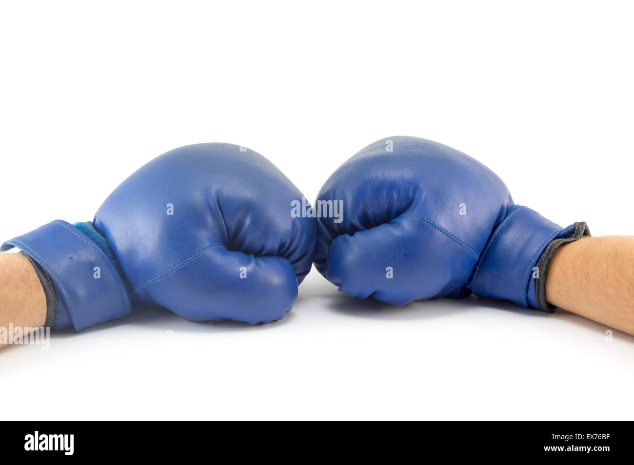 Zwei Fäuste in blaue Boxhandschuhe bereit für den Kampf gegen Stockfoto