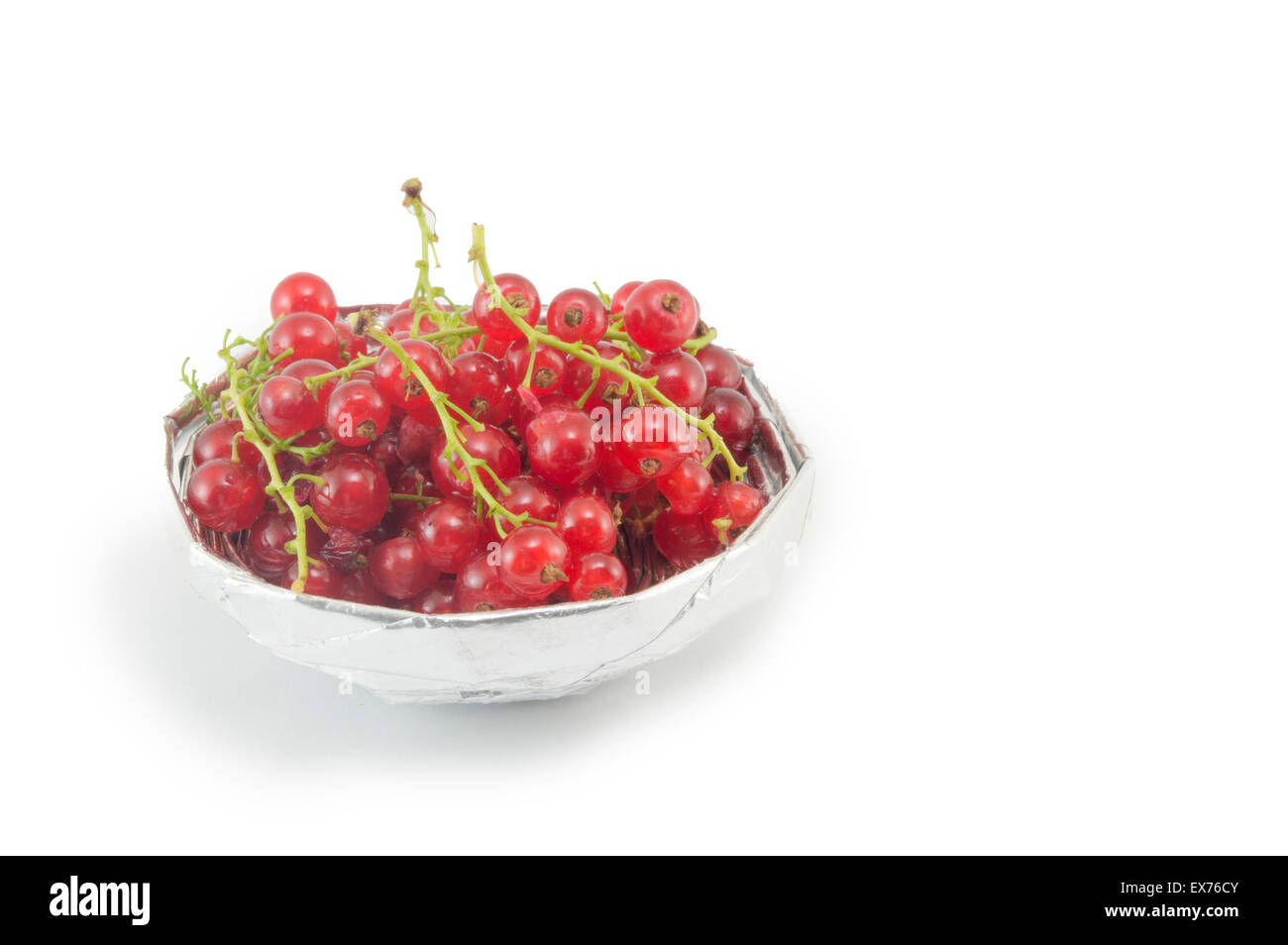 Frische rote Johannisbeere Früchte in eine glänzende Schale isoliert Stockfoto
