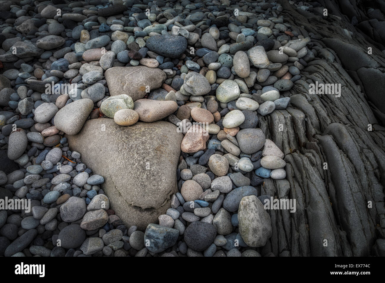 Felsen und Kieselsteine am Strand von Hellnar, Snaefellsnes Halbinsel, Island Stockfoto