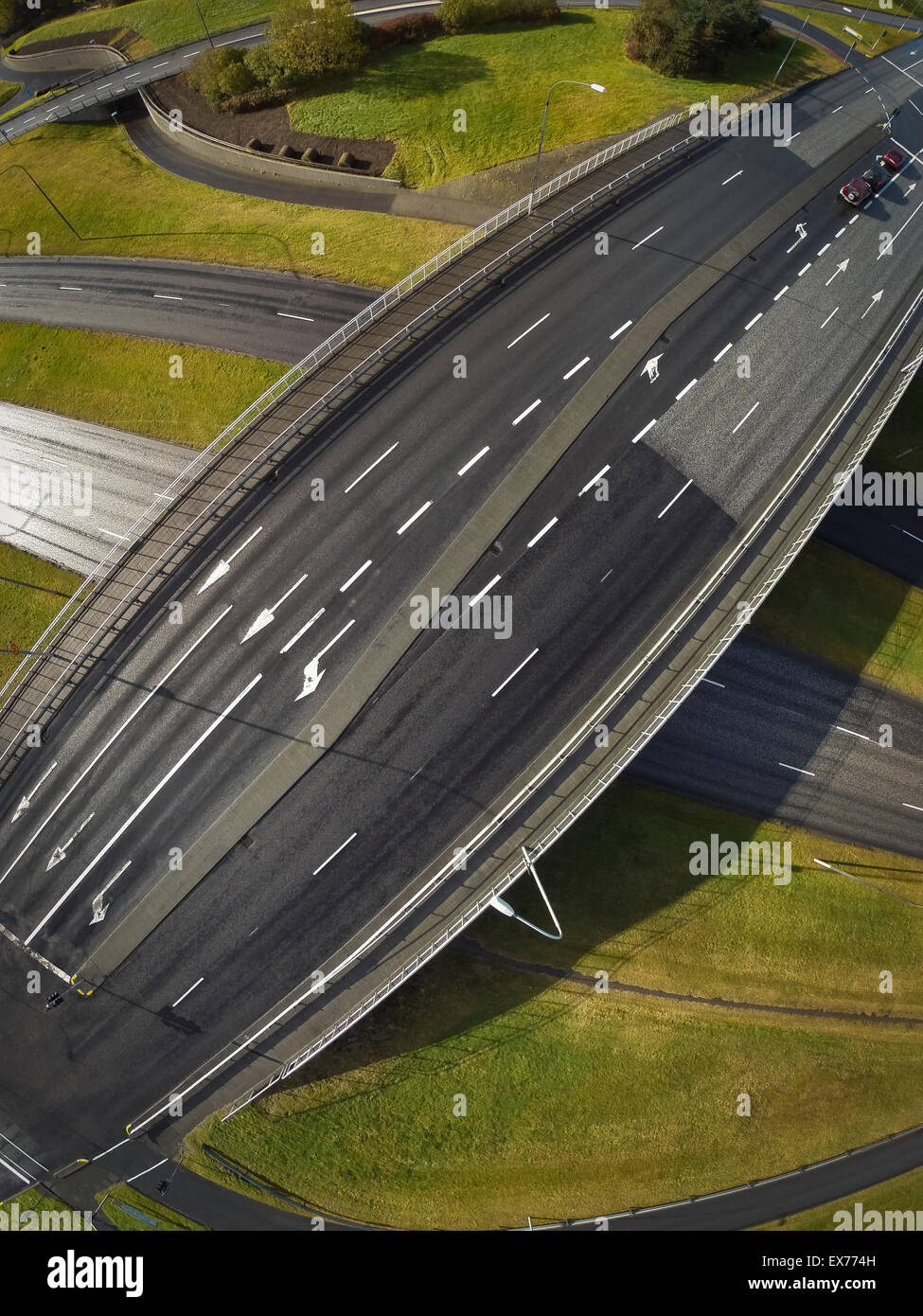 Draufsicht der Autobahn, gedreht mit einer Drohne, Reykjavik, Island Stockfoto