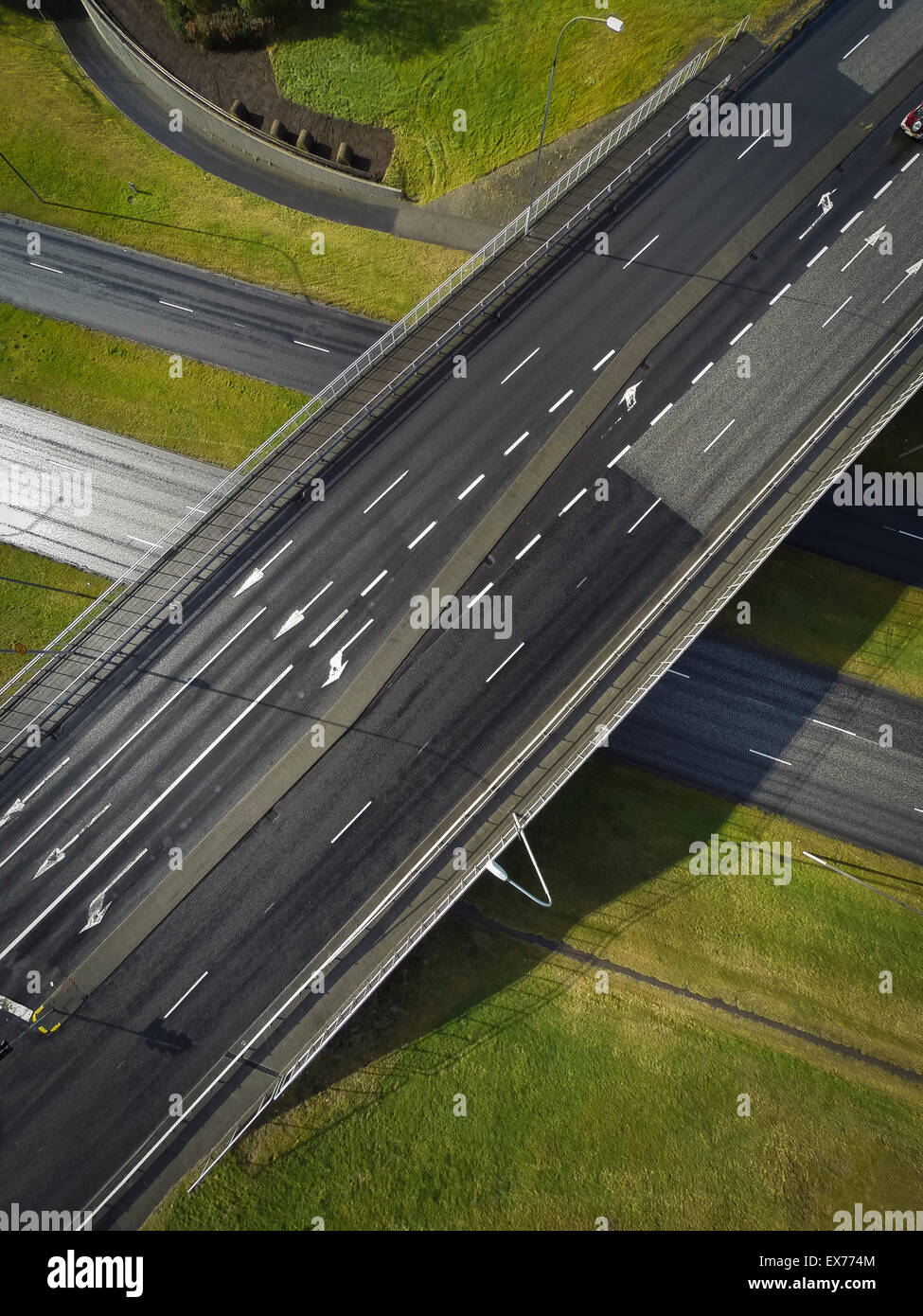 Draufsicht der Autobahn, gedreht mit einer Drohne, Reykjavik, Island Stockfoto