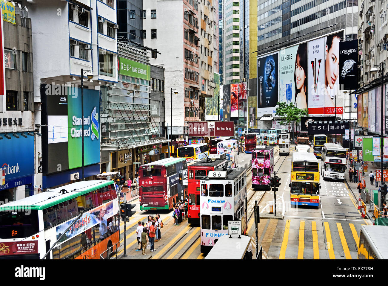 Body-Double Deck Straßenbahn mit Tram Werbung Hong Kong China (Busy Hong Kong Island) Yee Wo Street / Hennessy Road Causeway Bay Hong Kong Island Stockfoto