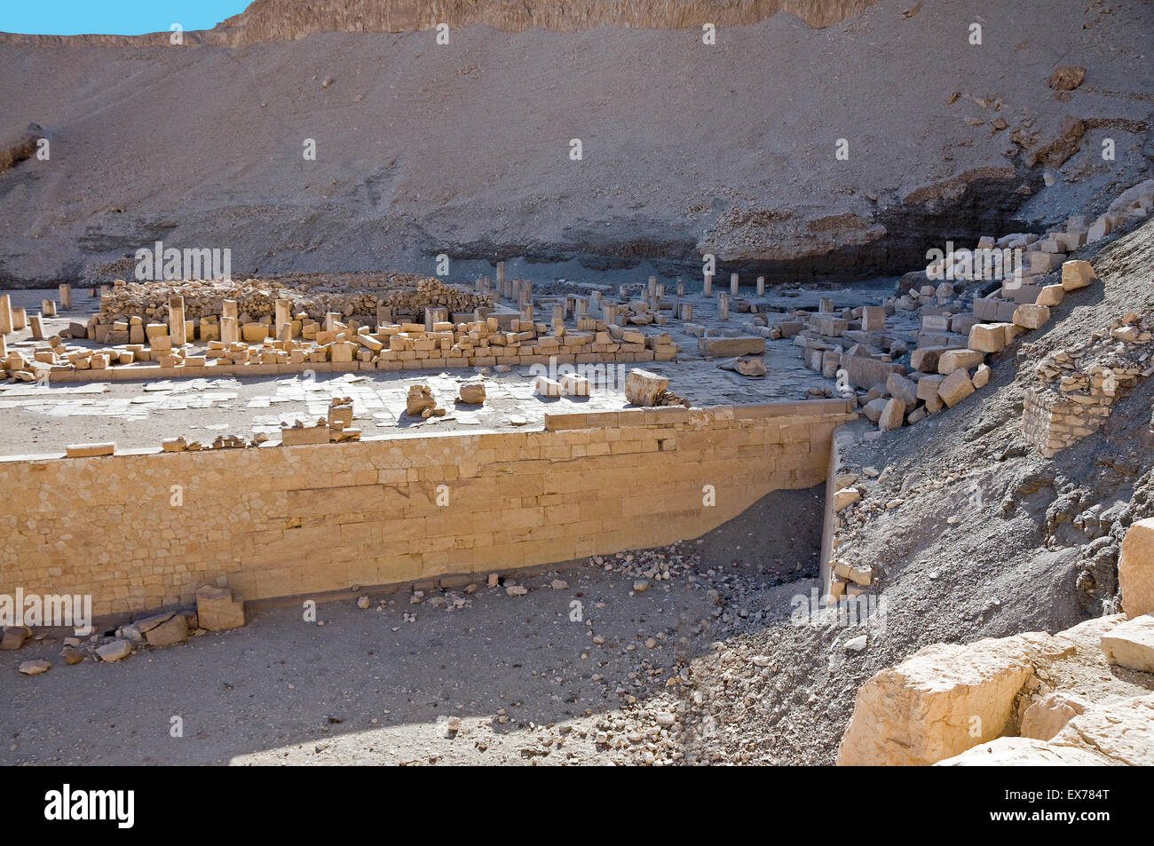 Deir el Bahari, Luxor, Ägypten: Überreste des Tempels des Königs Nebepetra Montuhoptep II Stockfoto