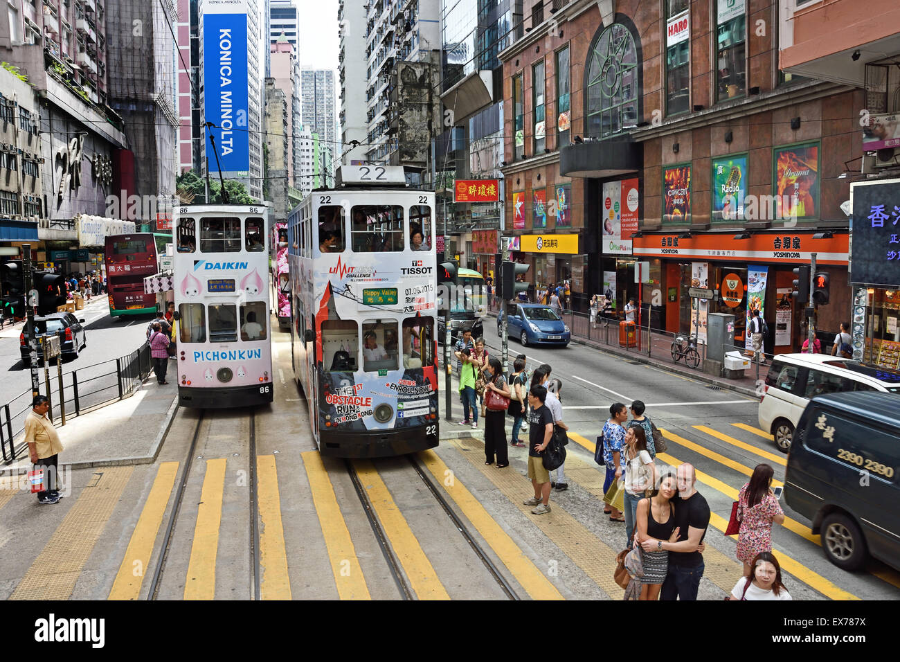 Body-Double Deck Straßenbahn mit Tram Werbung Hong Kong China (Busy Hong Kong Island) Yee Wo Street / Hennessy Road Causeway Bay Hong Kong Island Stockfoto