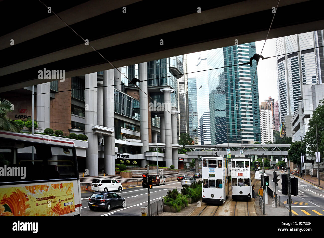 Body-Double Deck Straßenbahn mit Tram Werbung Hong Kong China (Busy Hong Kong Island) Yee Wo Street / Hennessy Road Causeway Bay Hong Kong Island Stockfoto