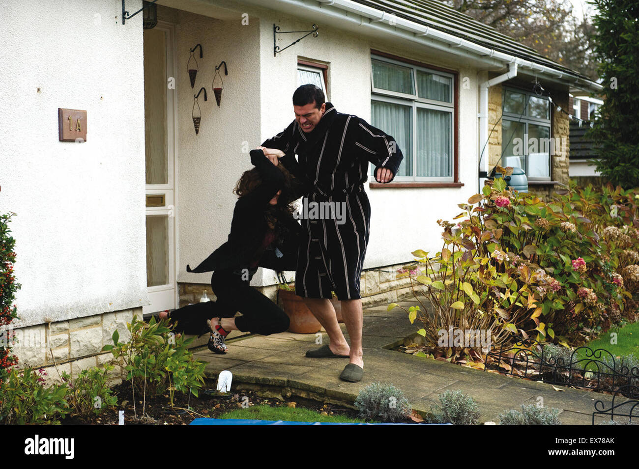 Gebunden durch Blut ist ein 2010 Film unter der Regie von Sacha Bennett die dreht sich um die gleichen Zeichen vom Aufstieg der Wasserträger.  Dieses Foto ist nur zu redaktionellen Zwecken und unterliegen dem Copyright von der Filmgesellschaft und/oder der Fotograf von dem Film oder der Firma zugeordnet und kann nur durch Veröffentlichungen im Zusammenhang mit der Förderung der oben genannten Film reproduziert werden. Eine obligatorische Gutschrift auf die Filmgesellschaft ist erforderlich. Der Fotograf sollte auch angerechnet werden, wenn bekannt. Stockfoto